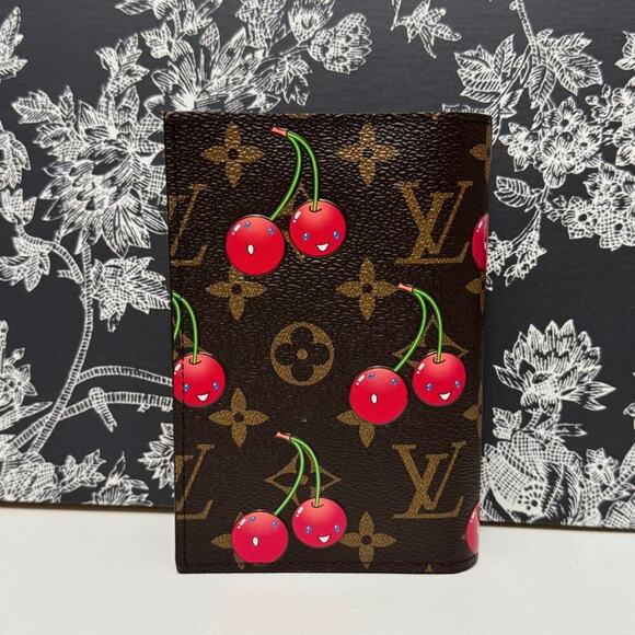 M13424 Louis Vuitton Takashi Murakami Passport Cover 2025 Cherry NEW Box Bag - Picture 3 of 10